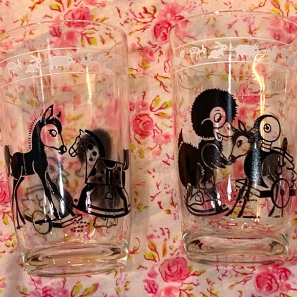 Adorable 1940s Juice/Kids Drinking Glasses (set of 4) - Picture 2 of 16